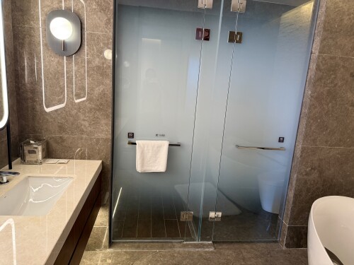 07-vignette-suite-bathroom.jpg