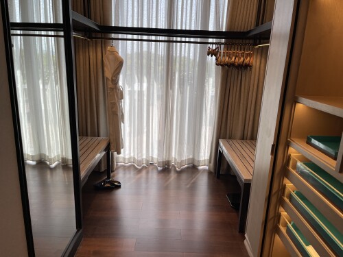 07-walk-in-closet.jpg