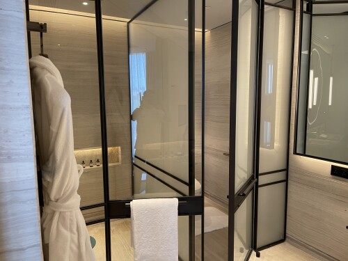 09-bathroom-shower.jpg