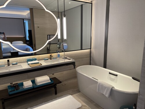 10-bathroom-bathtub.jpg