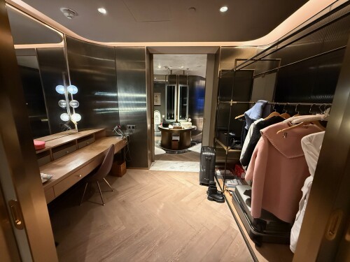 25-underwater-suite-closet.jpg