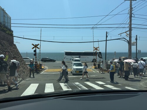 09-kamakura-enoden-crossing.jpg